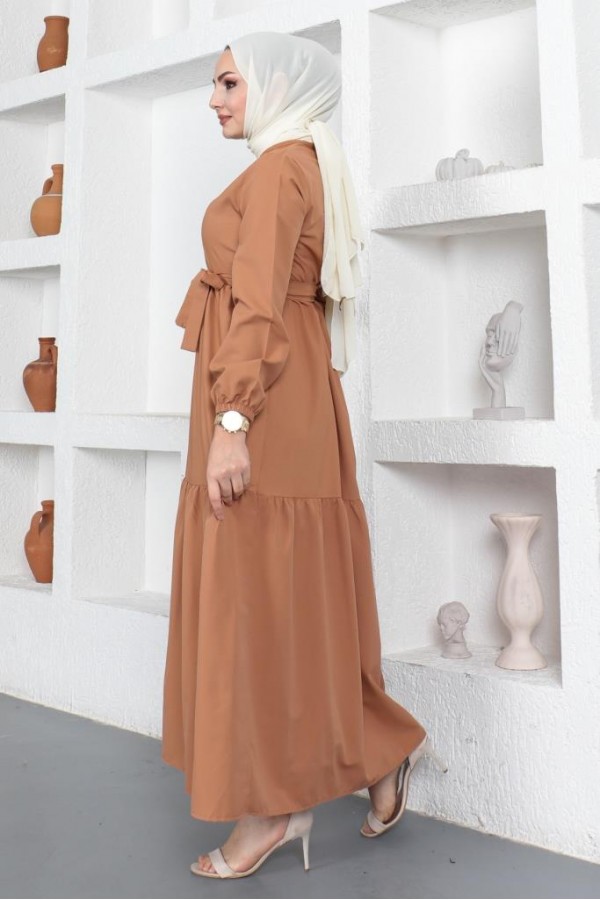 Sıfır Yaka Beli Kuşaklı Tesettür Elbise Camel 411 Sıfır Yaka Beli Kuşaklı Tesettür Elbise Camel 411