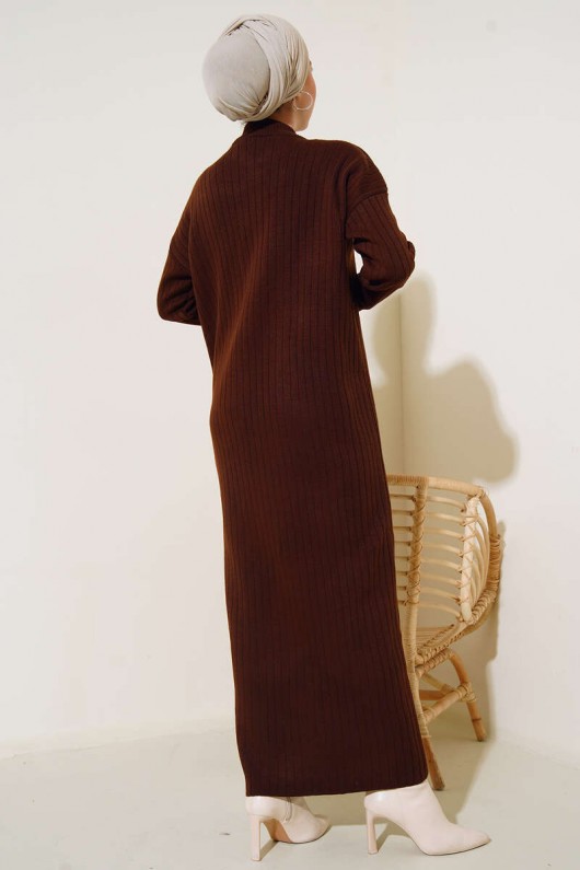 11026 Yaka Fermuarlı Fitilli Uzun Triko Elbise Kahverengi