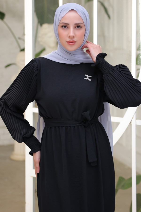 Kolları Pileli Broş Detaylı Elbise Siyah 3979 Kolları Pileli Broş Detaylı Elbise Siyah 3979