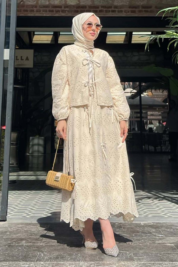 Bağlamalı Brode Taş Detaylı Etekli Takım Krem 3014 Bağlamalı Brode Taş Detaylı Etekli Takım Krem 3014